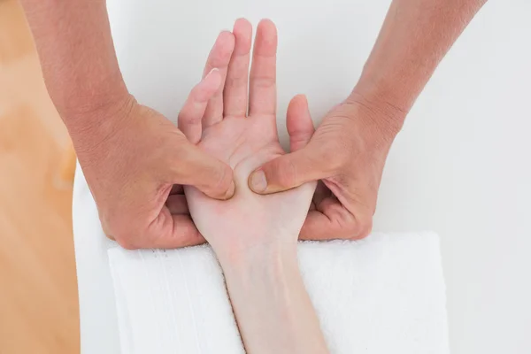 Fisioterapeuta fazendo massagem nas mãos — Fotografia de Stock