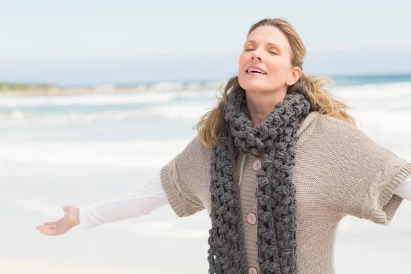 Donna sorridente che indossa abbigliamento invernale — Foto Stock