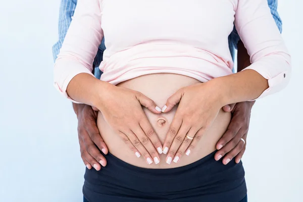 Jovem casal mãos na barriga grávida — Fotografia de Stock