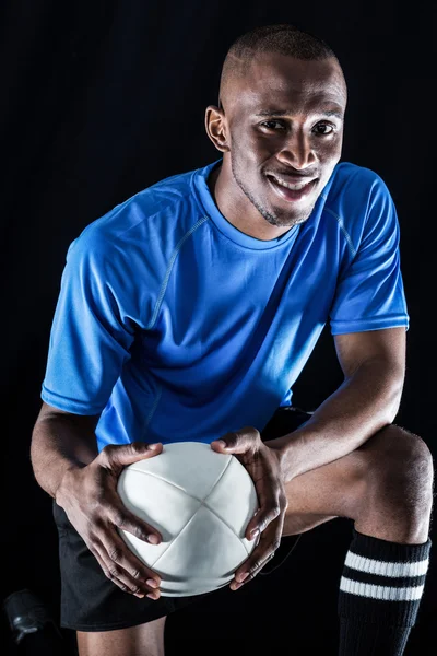 Jogador de rugby com bola sorrindo — Fotografia de Stock