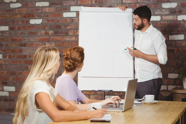 Zakenman briefing over whiteboard aan collega 's — Stockfoto