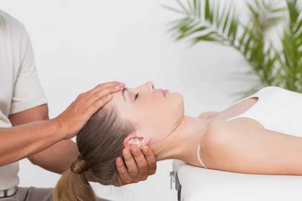 Жінка отримує масаж шиї — стокове фото