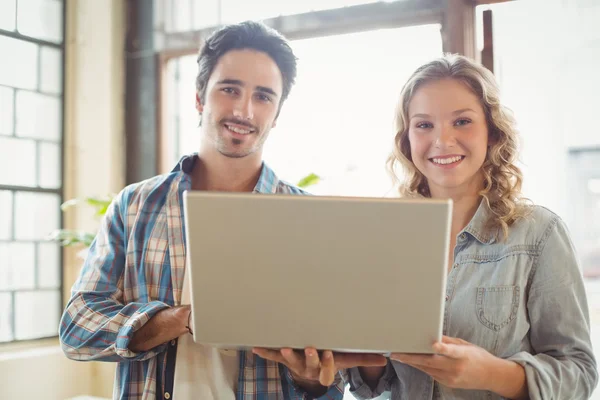 Lächelnde Geschäftsleute — Stockfoto