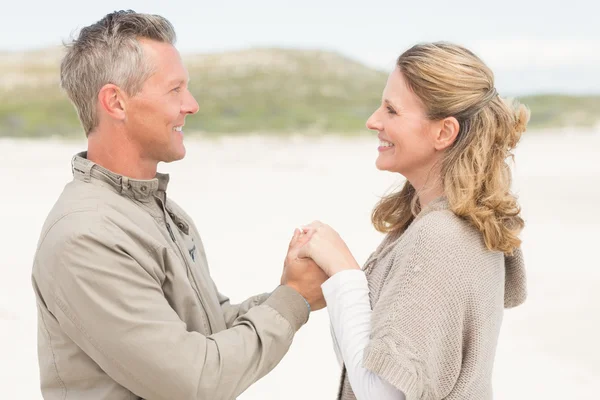 Felice coppia che si tiene per mano — Foto Stock