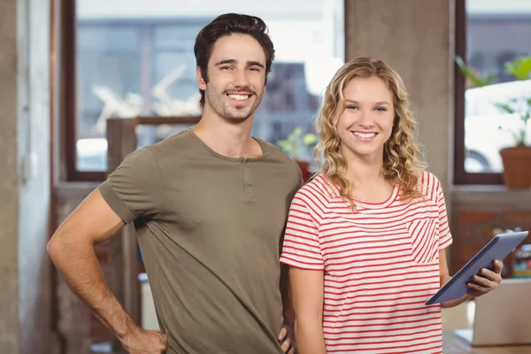 Geschäftsleute stehen im kreativen Büro — Stockfoto