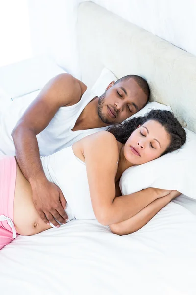 Mulher grávida com marido em casa — Fotografia de Stock