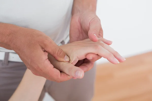 Fisioterapeuta fazendo massagem nas mãos — Fotografia de Stock