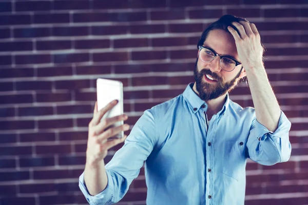 Bonito homem tomando selfie — Fotografia de Stock