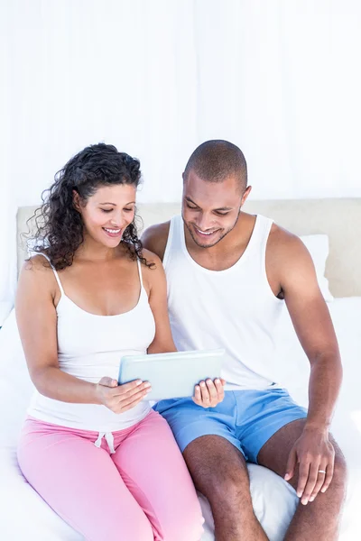 Husband with pregnant wife holding tablet — Stock Photo, Image