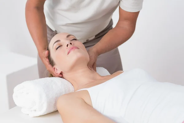 Mulher recebendo massagem no pescoço — Fotografia de Stock