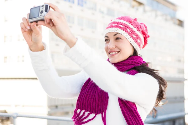 Mujer feliz tomando una selfie — Foto de Stock