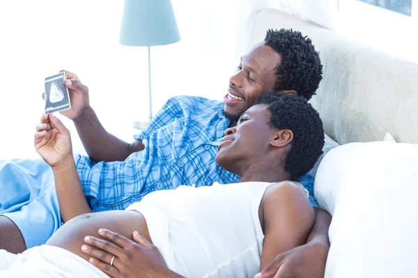 Couple looking at ultrasound scan — Stock Photo, Image