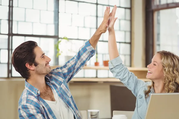 Collega's doen hoge vijf — Stockfoto