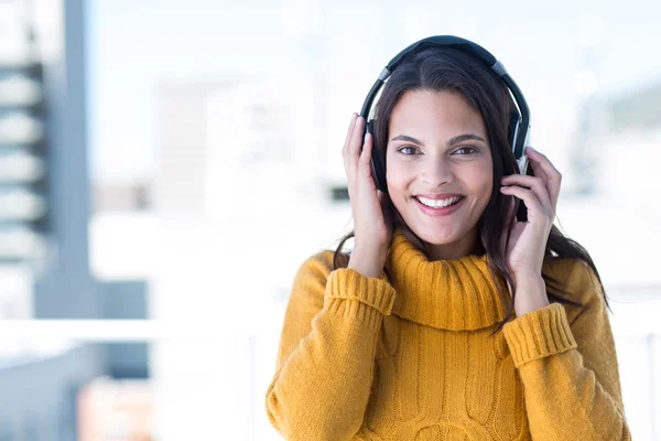 Mujer escuchando música a través de auriculares —  Fotos de Stock