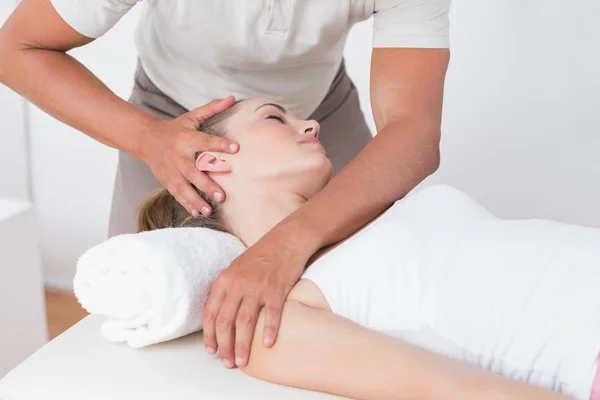 Donna che riceve massaggio al collo — Foto Stock