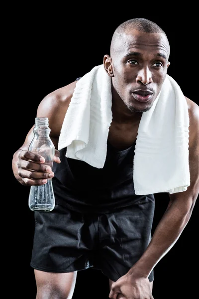 Atleta cansado segurando garrafa de água — Fotografia de Stock