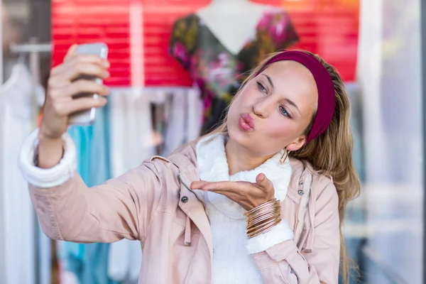 Frau pustet Kuss und macht Selfie — Stockfoto