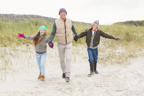 Padre e figli che si godono una giornata fuori — Foto Stock