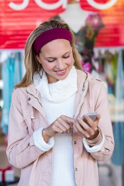 Frau benutzt Smartphone in Einkaufszentrum — Stockfoto