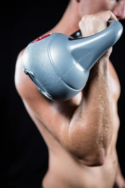 Sportovec, pracuje se s kettlebell — Stock fotografie