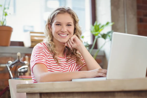 Lächelnde Geschäftsfrau mit Laptop — Stockfoto