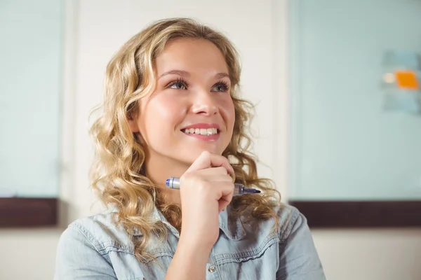 Tankeväckande affärskvinna står i office — Stockfoto