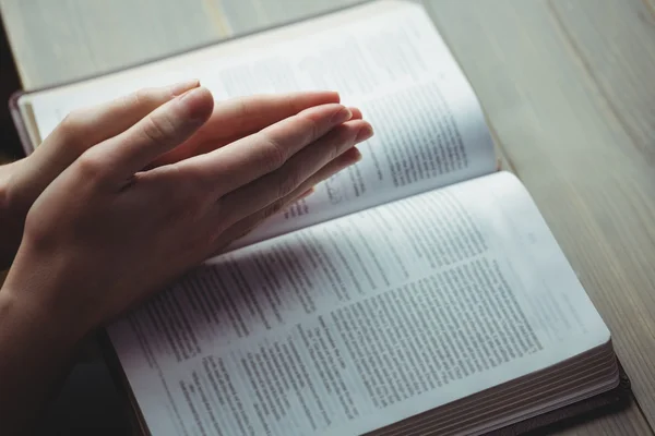 Woman praying with her bible — Stock Photo, Image