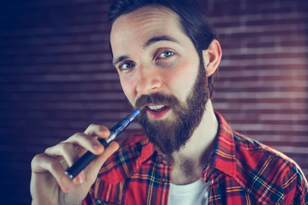 Уверенный человек, курящий электронную сигарету — стоковое фото