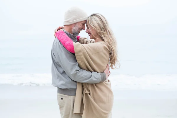 Bonito casal de pé na praia — Fotografia de Stock