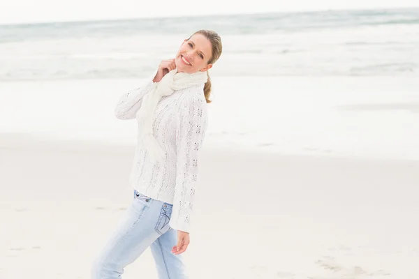 Woman walking on shore — Stock Photo, Image