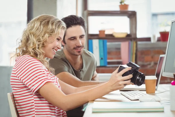 Colleghi che guardano la fotocamera in ufficio — Foto Stock