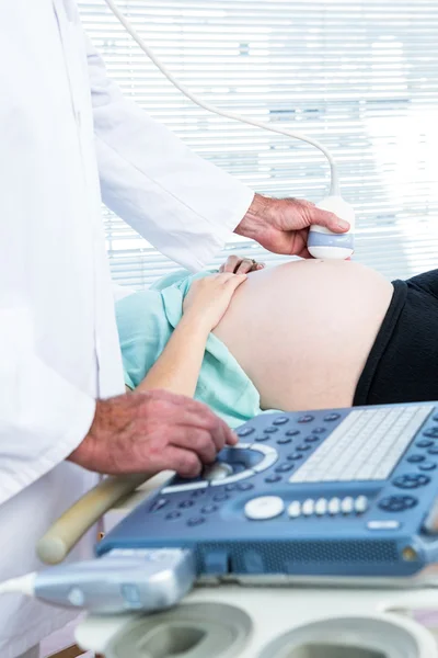 Doktor dělá ultrazvuk na těhotnou ženu — Stock fotografie