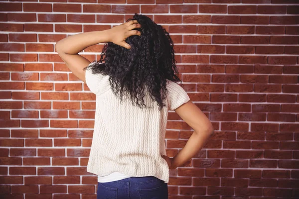 Vrouw haar hoofd krabben — Stockfoto