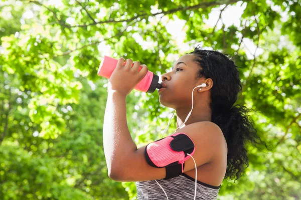 Fit woman taking a drink — Stock Photo, Image