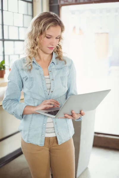 Donna con laptop e lavoro in mano — Foto Stock