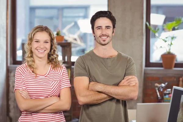 Smiling man and woman with arms crossed — Stock Photo, Image