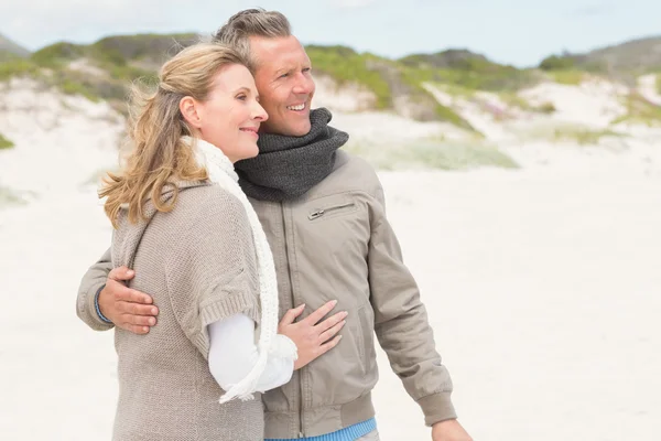 Glückliches Paar, das sich am Ufer umarmt — Stockfoto