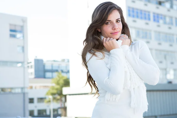 Mooie vrouw met warme kleren camera kijken — Stockfoto