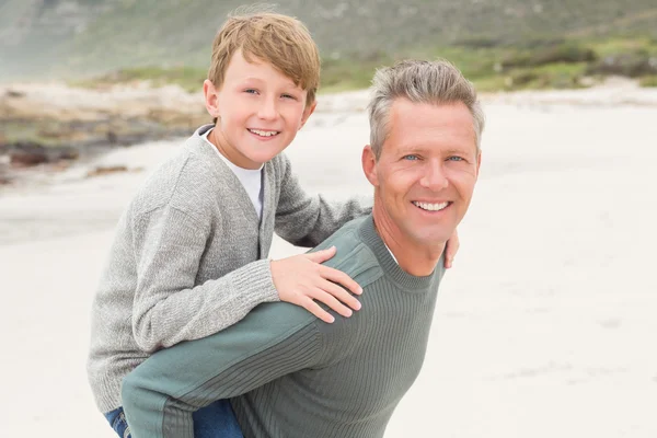 Father giving son piggy back — Stock Photo, Image