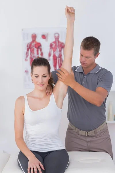 Lekarz wyciąganie kobieta ramię — Zdjęcie stockowe