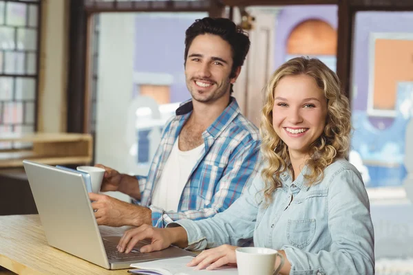 Gente de negocios feliz y sonriente —  Fotos de Stock