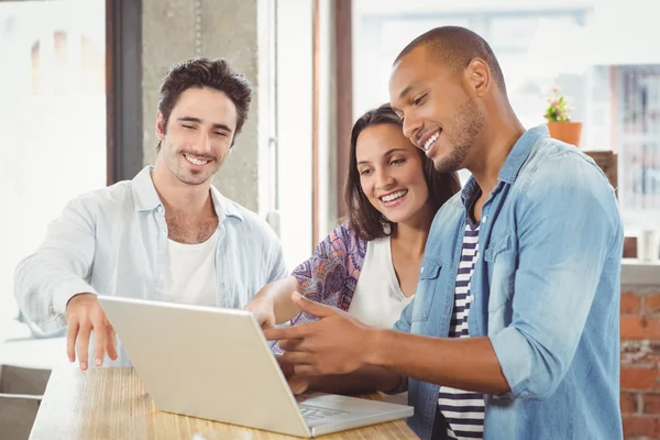 Gente de negocios apuntando hacia el ordenador portátil — Foto de Stock