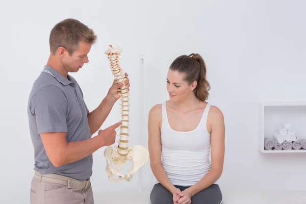 病人对医生显示解剖脊柱 — 图库照片