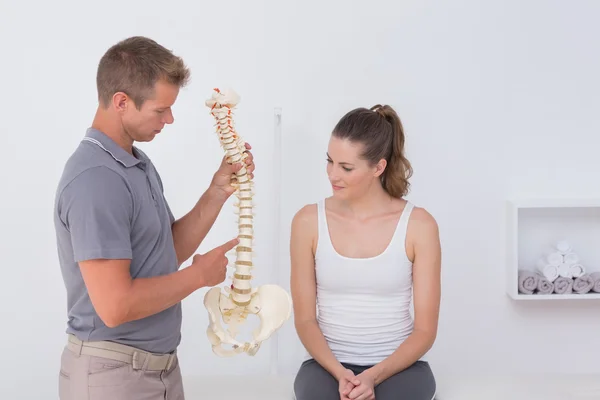 Arzt zeigt Patient anatomische Wirbelsäule — Stockfoto