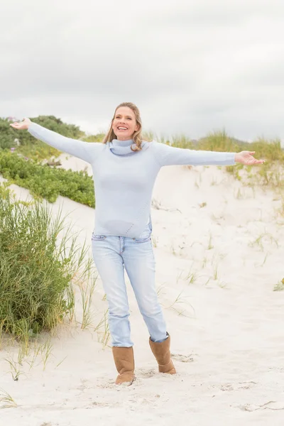 Woman standing with open arms — Stock Photo, Image