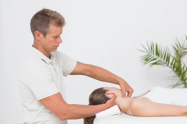 Mulher recebendo massagem no pescoço — Fotografia de Stock