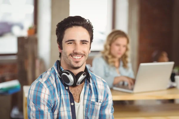 Schöner Geschäftsmann, der im Büro arbeitet — Stockfoto