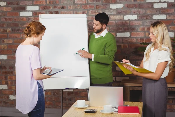 Chers collègues qui travaillent pendant la présentation — Photo