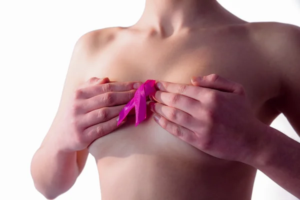 Mujer desnuda con cinta de cáncer de mama —  Fotos de Stock