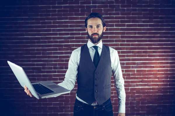 Uomo fiducioso in possesso di laptop — Foto Stock